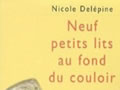 Neuf petits lits au fond du couloir